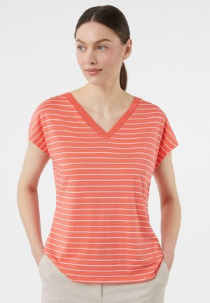 Koronkowy T-shirt w kształcie litery V w kolorze koralowym, wykonany z miękkiego materiału, z białymi poziomymi paskami, krótkimi rękawami i luźnym krojem.