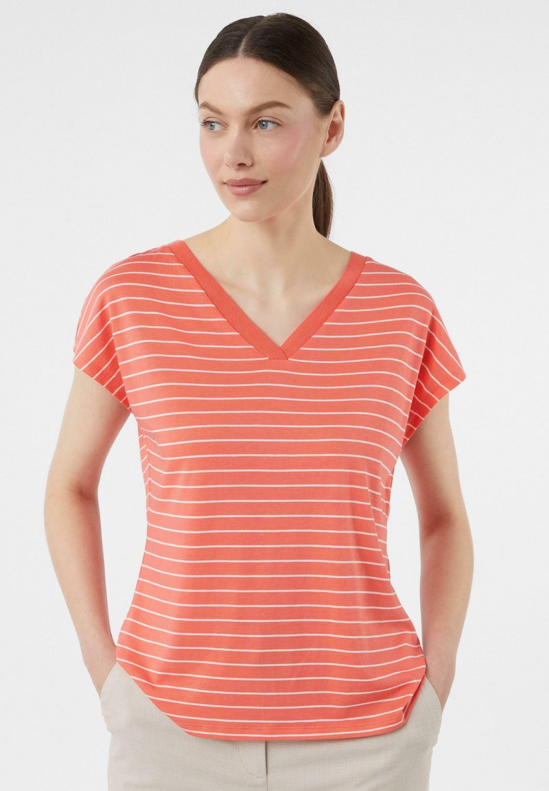 Koronkowy T-shirt w kształcie litery V w kolorze koralowym, wykonany z miękkiego materiału, z białymi poziomymi paskami, krótkimi rękawami i luźnym krojem.