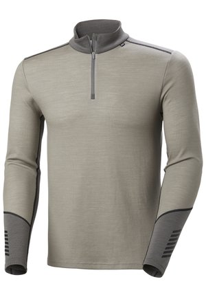Suéter de manga larga en gris claro con cuello de media cremallera, tejido texturizado, detalles en negro en los hombros y las mangas, y detalles a rayas en los puños.