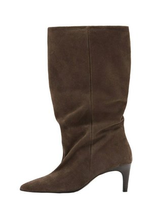 Bota de ante marrón hasta la mitad de la pantorrilla con punta en forma de pico y tacón medio delgado, parte superior lisa con un ligero detalle fruncido en el lateral.