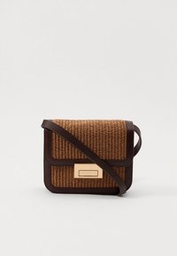 Pruun kootud risti kandmisega kott tumepruuni nahast aktsentidega, ristkülikukujuline, lame eesmine klapp ja kuldse ristkülikukujulise riistvaraga detail.