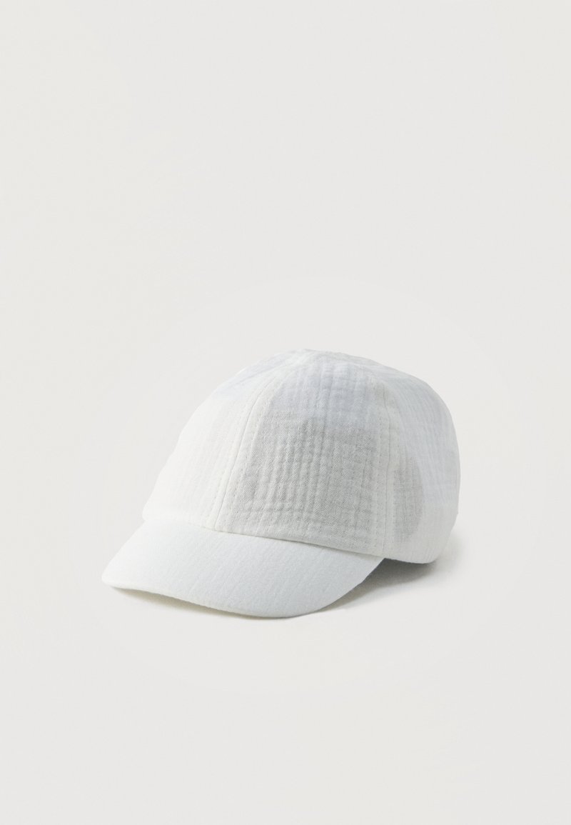 Casquette de baseball en tissu blanc texturé avec une construction à six panneaux et une visière incurvée, posée sur un fond blanc uni.