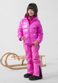 Roze donsjack met een glanzende afwerking, gecombineerd met roze geïsoleerde broek. Voorzien van ritsen en zwarte sneeuwlaarzen. Stevig, sportief ontwerp.