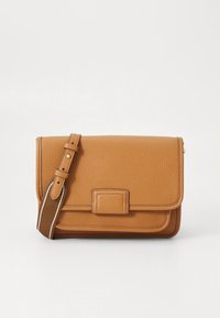 Brązowa skórzana torebka na ramię o fakturowanym wykończeniu, prostokątnym kształcie, klapie zamykającej, regulowanym pasku oraz prostokątnym akcentem na przedzie.