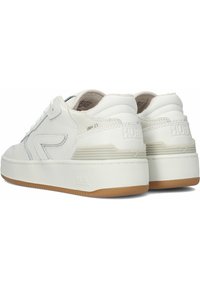 Witte leren sneakers met een laag profiel, textuuraccenten, een beige zool en een logo op de hiel. Bevat gestikte details en een soepele afwerking.