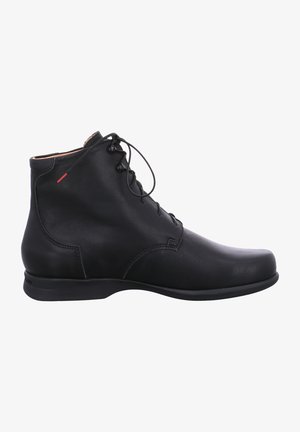 Schwarze Leder-Stiefelette mit glatter Textur, runder Zehenpartie und Schnürung an der Vorderseite. Mit einem roten Akzent an der Ferse und einer flachen Sohle.