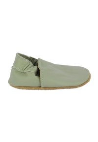 Chaussure bébé en cuir vert doux avec arrière élastique et semelle en daim, vue de côté sur fond blanc.