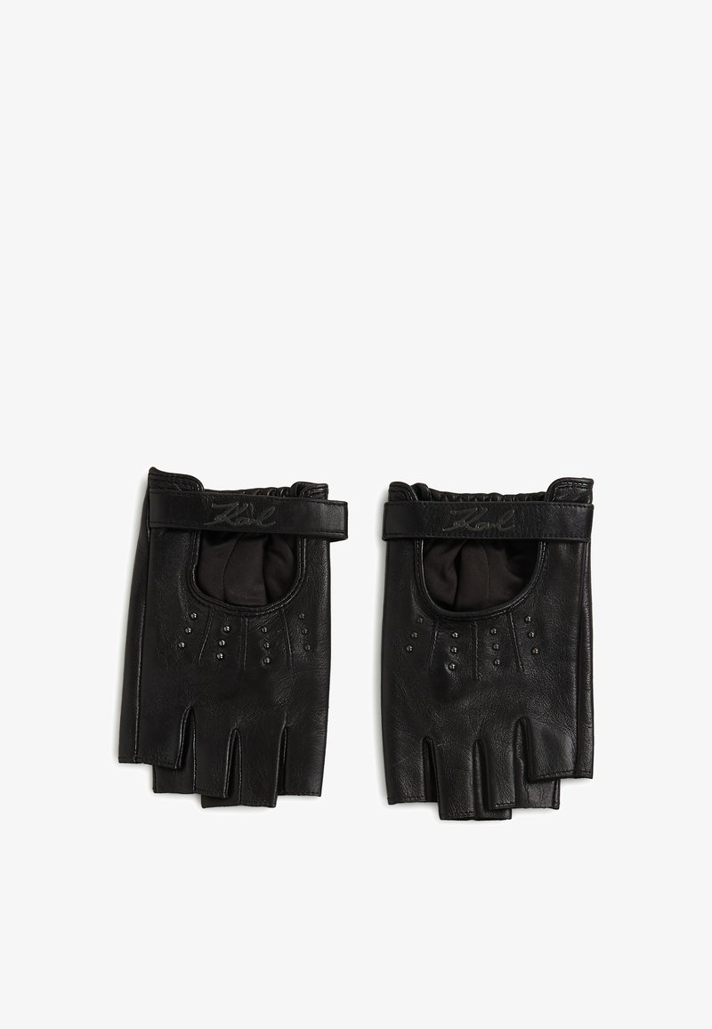 Melna ādas cimdi bez pirkstiem ar teksturētu apdari, ar plaukstas siksniņu un mazām dekoratīvām kniedēm uz pirkstiem.