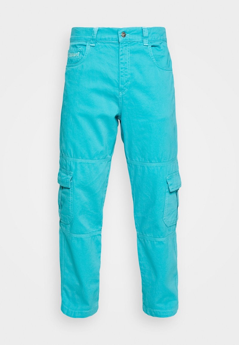 Pantalon cargo turquoise en tissu léger. Comprend des poches latérales, une fermeture par bouton, et des poignets ajustés. Texture lisse avec des détails cousus.