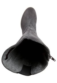 Šedé semišové kozačky až ke kolenům se zipovým uzávěrem, s měkkou podšívkou a hladkým vnějším povrchem, představující minimalistický design.