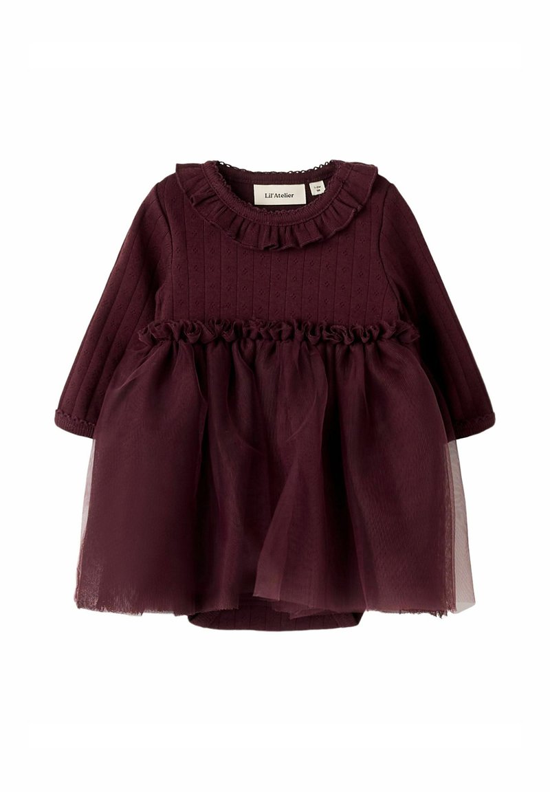 Robe bourgogne à manches longues, col froncé, corps texturé et jupe en tulle superposée. Conçue pour les nourrissons, avec une taille élastique.