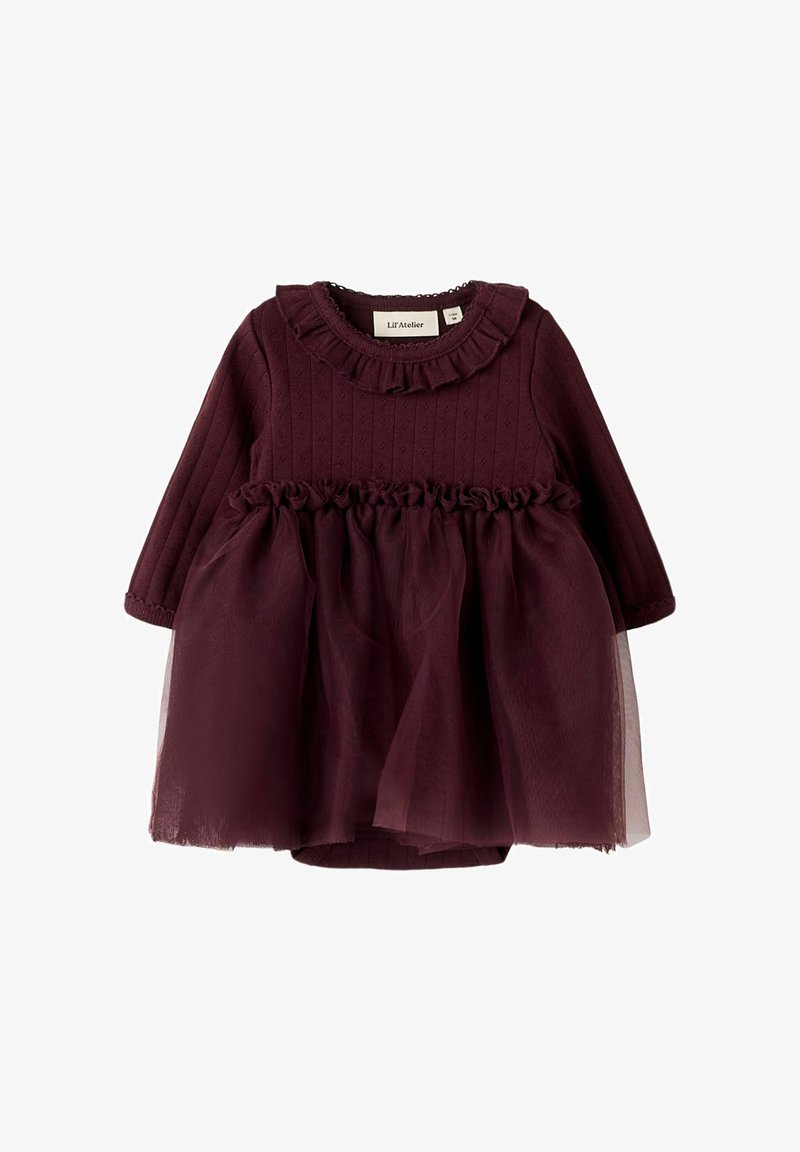 Robe bourgogne à manches longues, col froncé, corps texturé et jupe en tulle superposée. Conçue pour les nourrissons, avec une taille élastique.