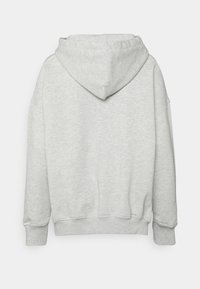 Světle šedá mikina s velkou, pohodlnou kapucí, žebrovanými manžetami a lemem. Měkká textura a mírně oversized design bez viditelných log nebo vzorů.