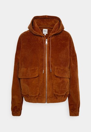 Veste à capuche en velours côtelé marron avec fermeture éclair frontale, deux grandes poches à rabat, capuche avec cordon de serrage, poignets et bas élastiques.