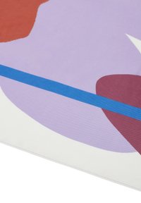 Tekstilmåtte med abstrakte former i rød, lilla og hvid med en blå akcentstribe. Glat tekstur med en blanding af farver.