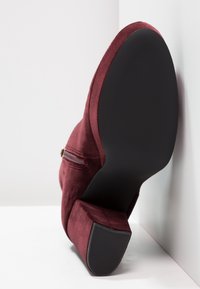Tommy Hilfiger Kotníková obuv na vysokém podpatku - bordeaux