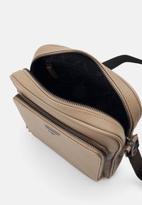 Guess MILANO - Umhängetasche - taupe