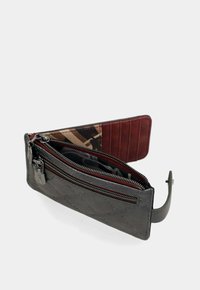 Portafoglio in pelle nera e bordeaux con scomparti con zip e molteplici slot per carte, parzialmente aperto che mostra la fodera interna in tessuto.