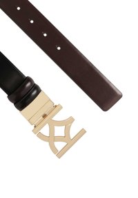 Hnedý kožený opasok so zlatou kovovou prackou s prepleteným dizajnom a niekoľkými nastaveniami dierok pozdĺž pásu.