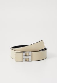 Beige læderbælte med en blank finish, prydet med en sølvmetalspænde og sort kant. Designet er elegant og minimalistisk.
