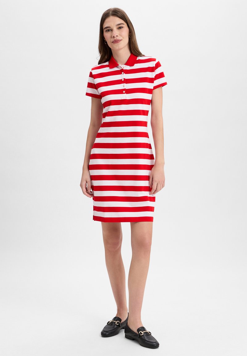 Rood-wit gestreepte korte mouwen polo jurk met een kraag en knoopsluiting, getailleerde stijl, gecombineerd met zwarte instappers.