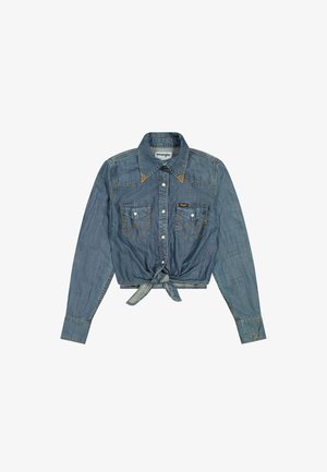Beskåret denimskjorte med lange ærmer, lyseblå farve, knapfront, krave, to brystlommer og knyttet detalje foran. Wrangler-etiketten er synlig.