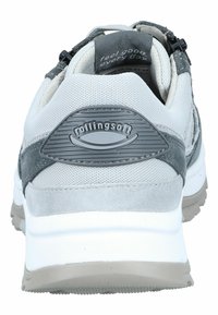 Grijze en witte sneaker met een bovenwerk van mesh en suede, textuurelementen, logo op de hiel en een gewatteerde kraag voor comfort.