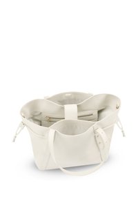 Sac fourre-tout en cuir blanc avec une finition texturée, doté d'un haut ouvert, d'une poche intérieure zippée et de deux poches latérales extérieures.