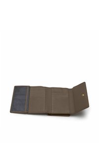 Una cartera plegada de cuero gris texturizado con un compartimento azul oscuro. Presenta ranuras para tarjetas y un cierre a presión dorado.