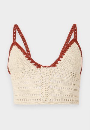 Heklet bralette i krem og rust, med trekantede kopper, justerbare stropper og en åpen veve tekstur med intrikate detaljer.