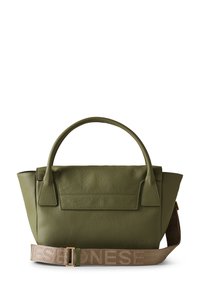 Grüne strukturierte Lederhandtasche mit oberen Henkeln und verstellbarem beigen Schulterriemen. Verfügt über eine Vordertasche und eine strukturierte, eckige Form.