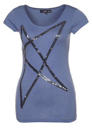 Blauw aansluitend T-shirt met korte mouwen, ronde hals en zwart glinsterend abstract kruispatroon aan de voorkant.