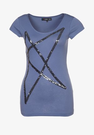 T-shirt bleu à manches courtes ajustée avec encolure dégagée et motif abstrait croisé en sequins noirs sur le devant.