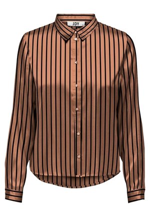 Camisa marrón de satén con mangas largas y botones, con rayas verticales negras, cuello puntiagudo y dobladillo redondeado.