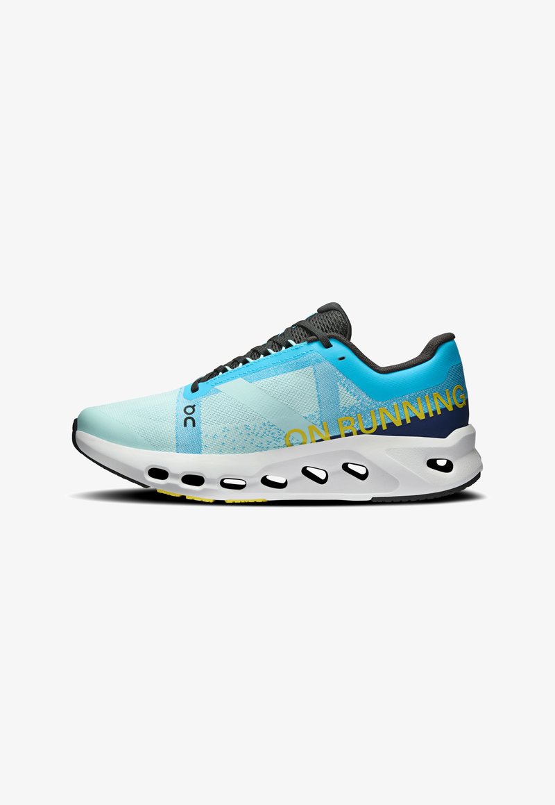 Chaussure de course bleu clair et turquoise avec lacets noirs, semelle blanche amortie avec découpes ovales, et "ON RUNNING" en jaune sur le côté.