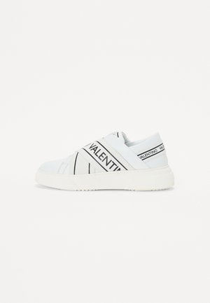 Weiße Slipper mit schwarzem Branding, ausgestattet mit diagonalen Streifen und einer strukturierten Sohle. Glattes Material mit minimalistischen Design.