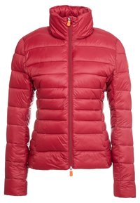 Rode pufferjas met een hoge kraag, verticale stiksels en ritssluiting. Voorzien van een oranje ritstrekker en geen zichtbare zakken.