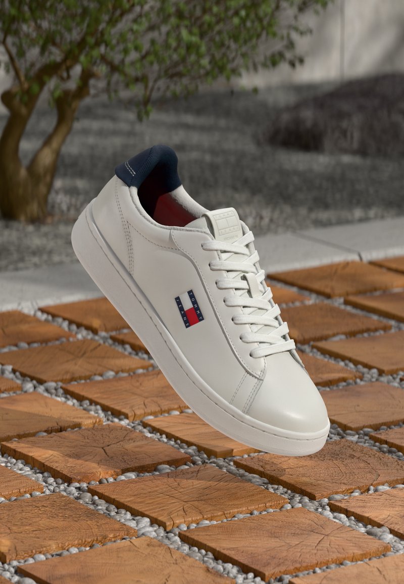 Weißes Leder-Sneaker mit runder Zehenpartie, flachen Schnürsenkeln und Logodetail. Mit einem Marinekragen und roten Akzenten. Glatte Textur, Gummisohle.