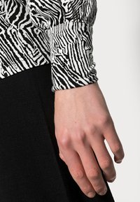 Kaffe Maglietta a manica lunga - black