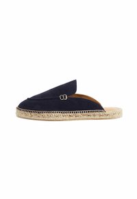Espadrilla de ante azul marino con abertura en la parte trasera, que cuenta con una suela de yute tejido y un detalle decorativo de hebilla en la parte superior. Diseño plano y minimalista.