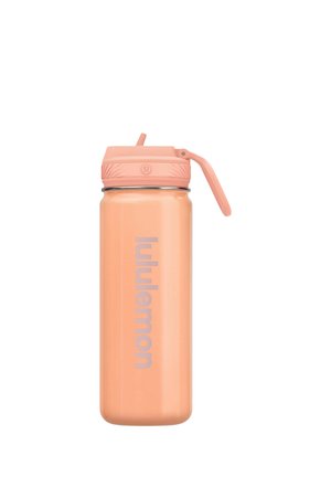 Herbruikbare waterfles in perzikkleur met flip-top rietjesdeksel en "lululemon" logo verticaal bedrukt aan de zijkant.
