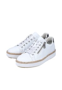 Witte sneakers met vetersluiting, zijrits, textuurpanelen en gevlochten jute-details langs de zool. Rubberen buitenzool, minimalistisch ontwerp.