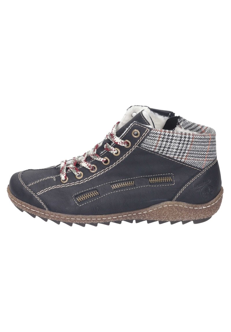 Botas de cuero negro hasta el tobillo con puño de tela a cuadros, cordones rojo y blanco, costuras en contraste y suela de goma con agarre texturizado.