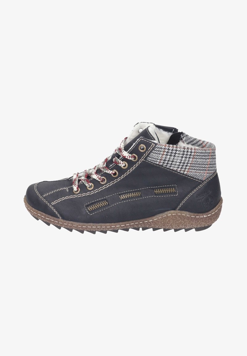 Botas de cuero negro hasta el tobillo con puño de tela a cuadros, cordones rojo y blanco, costuras en contraste y suela de goma con agarre texturizado.
