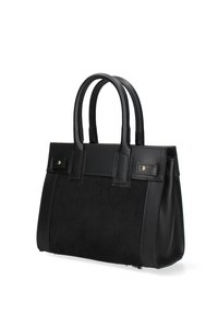 Borsa nera con doppio manico, realizzata in una combinazione di pelle liscia e tessuto texturizzato simile alla pelliccia. Accentuata da hardware dorato.