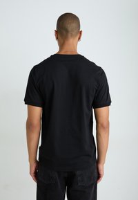 Svart t-skjorte med korte ermer sett fra baksiden, med rund hals og myk stoff med en jevn tekstur.