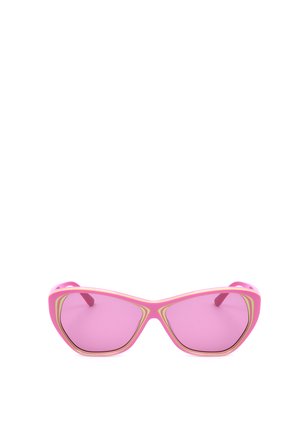 Occhiali da sole a occhi di gatto rosa con lenti tintate e linee gialle di accento sulla montatura, mostrati su sfondo bianco.