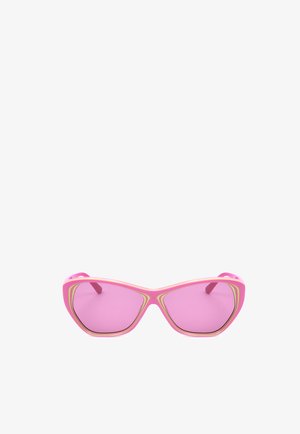 Occhiali da sole a occhi di gatto rosa con lenti tintate e linee gialle di accento sulla montatura, mostrati su sfondo bianco.