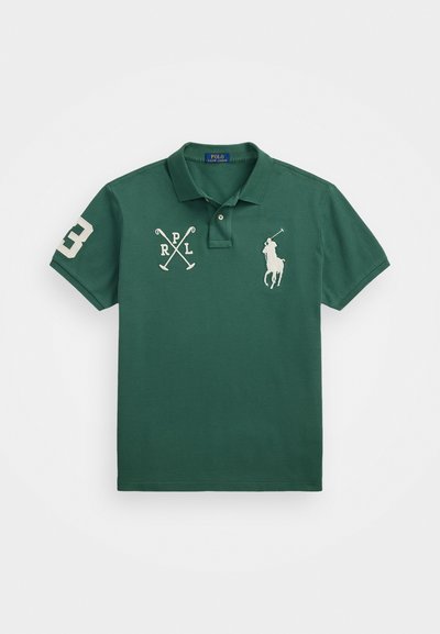 Zelená polo košile vyrobená z bavlny, s tříknoflíkovou légou, krátkými rukávy a vyšívanými logy, včetně koně a jezdce.