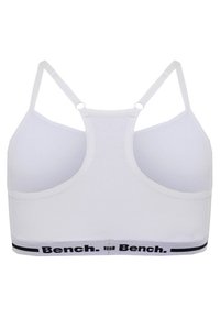 Weißer Sport-BH mit Racerback-Design, aus weichem Material gefertigt, mit einem schwarzen elastischen Band, das das Logo "Bench." am unteren Rand zeigt.